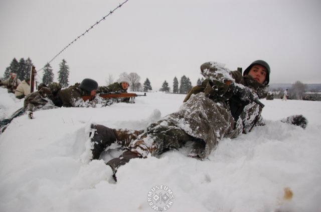 germansoldiersbelowbarbedwire.jpg