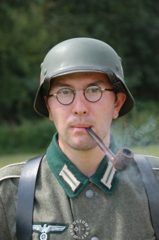 germansoldiersmoking.jpg