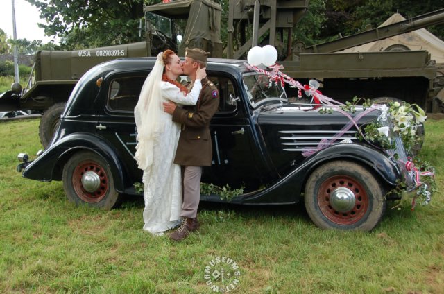 husbandandwifekissingeachotherwithcitroenffiinthebackground.jpg