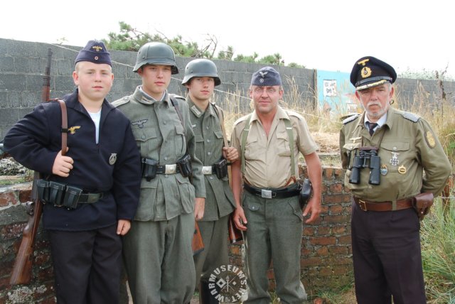 germankriegsmarinesoldiersandofficer.jpg