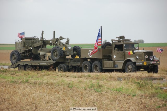 diamondtruckwithtractorontrailer.jpg