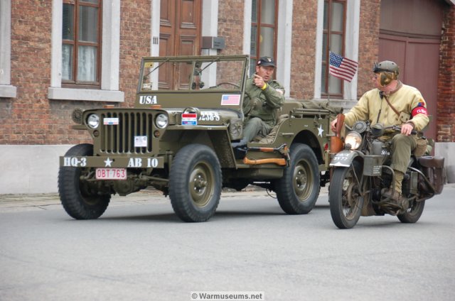 jeepdriverandmotorbikertalkingtoeachother.jpg