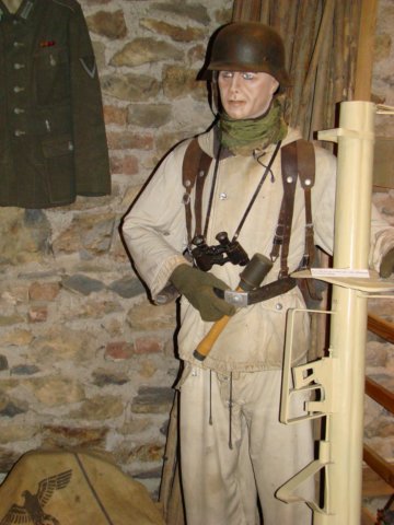 germansoldierwintercamouflagewithpanzerschrek.jpg