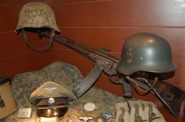 sshelmetswithgermanmp44.jpg