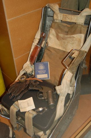 usbomberseatwithemergencypistolusedforrescuepurpose.jpg