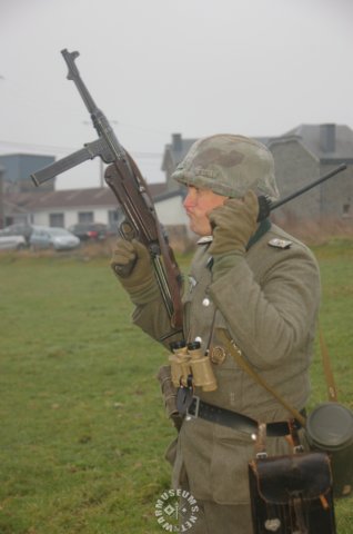germanofficerwithmp40schmeisser2.jpg