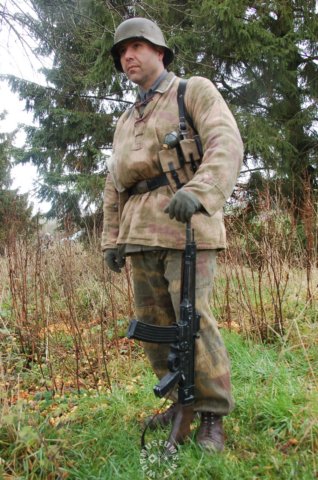 germansoldierwithsturmgewehr44.jpg