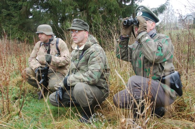 soldierusingsturmgewehr44withncoandofficer.jpg