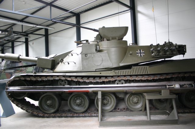 117 West-German MBT 70 side view)