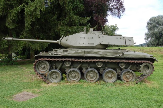 m41walkerbulldogleftsideview.jpg