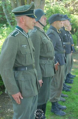 officerswithluftwaffesoldiers.jpg