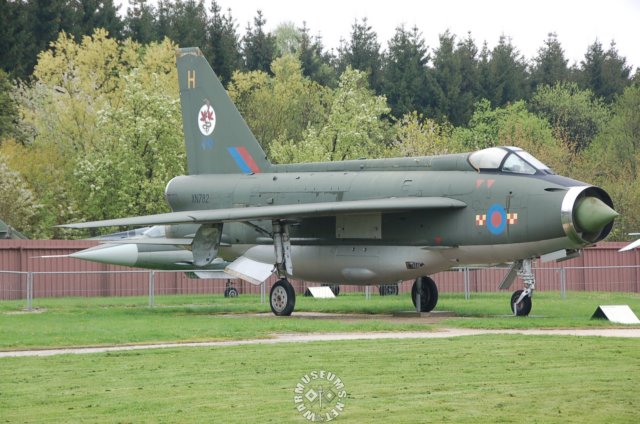 englishelectriclightningf2a2.jpg
