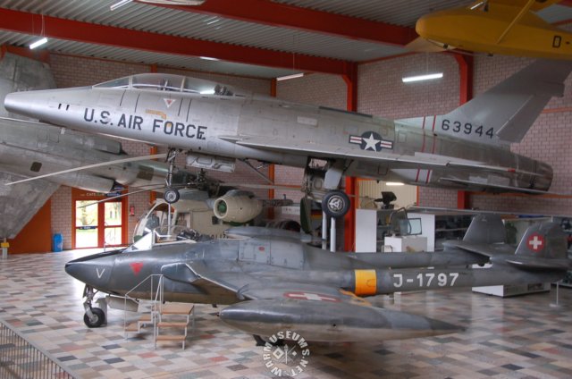 f100fsupersabreanddehavillandvenomfb54.jpg