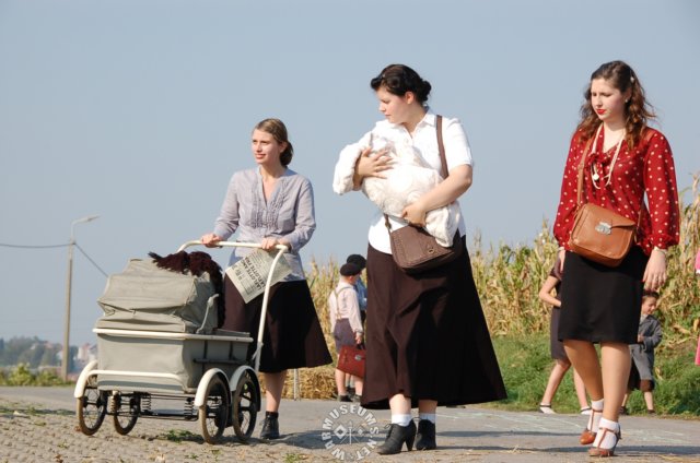 civilianswithbabycarriage.jpg