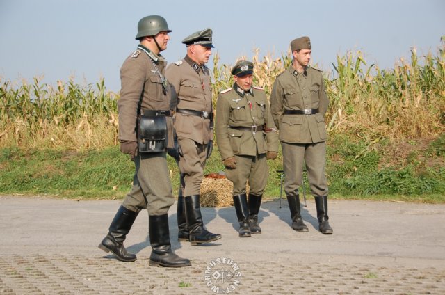 germanofficerswithfeldgendarmeandsoldier.jpg