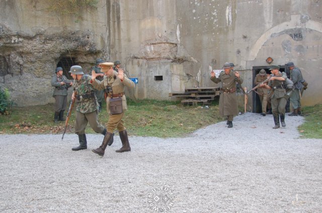 germansoldiersmakingprisoners2.jpg