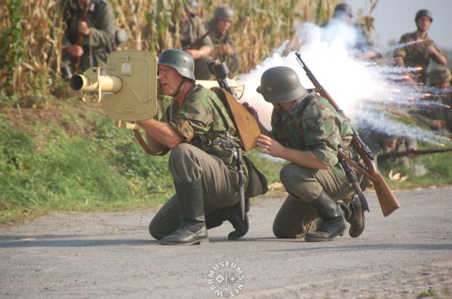 germansoldierswithpanzerschreck.jpg