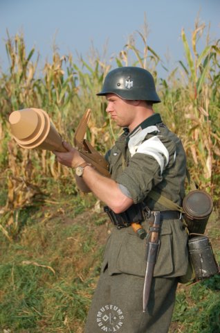 germansoldierwithpanzerfaust.jpg