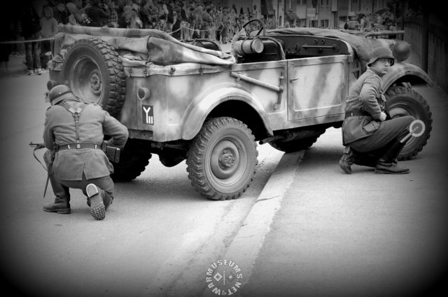germansoldiersundercoverbehindstoewertype40.jpg
