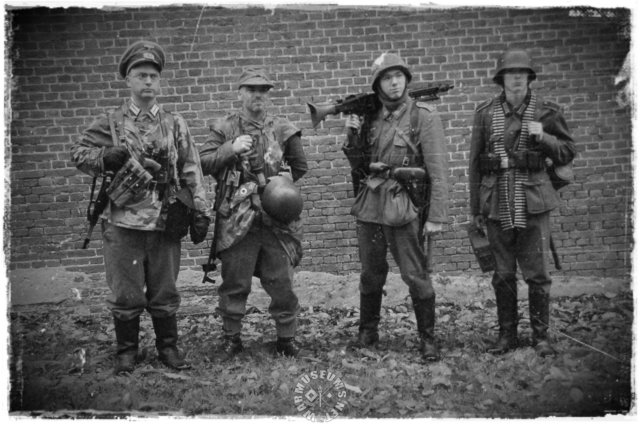 germansoldierswithofficer.jpg