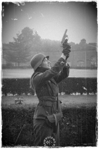 luftwaffeflakhelferinoftheantiaircraftgunauxiliaryfiringaflare.jpg