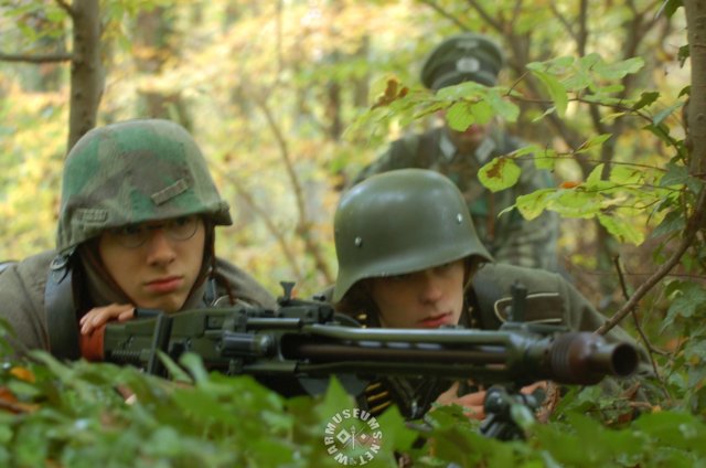 machinegunteaminactionmg42.jpg