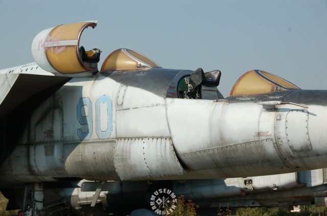 twoseatedmig25foxbatcockpit.jpg