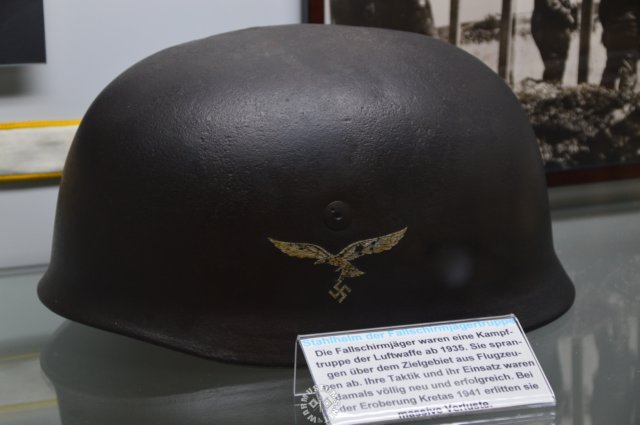 germanparatrooperhelmet.jpg