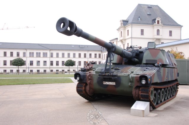 armouredselfpropelledhowitzerm109a3gea2.jpg