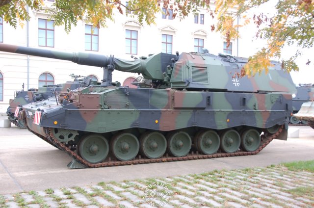 pzh2000selfpropelledhowitzer20013.jpg