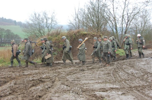 germansoldiersheadingtothefront.jpg