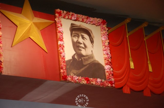 chineseflagwithmao.jpg