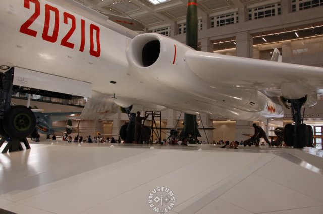 h6bomberleftwingview.jpg