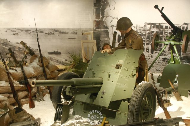sovietsoldierswith37mmpak35atgun.jpg