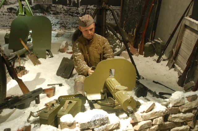 sovietsoldierwithmaximmachinegun.jpg