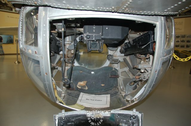b17flyingfortresslowermachinegun.jpg