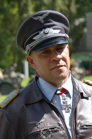 germanluftwaffeofficer2.jpg