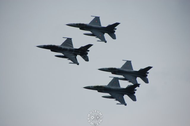 f16falcons3.jpg