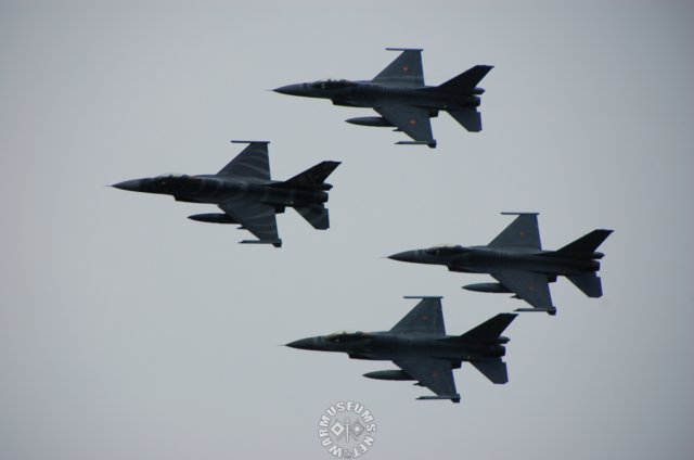 f16falcons4.jpg