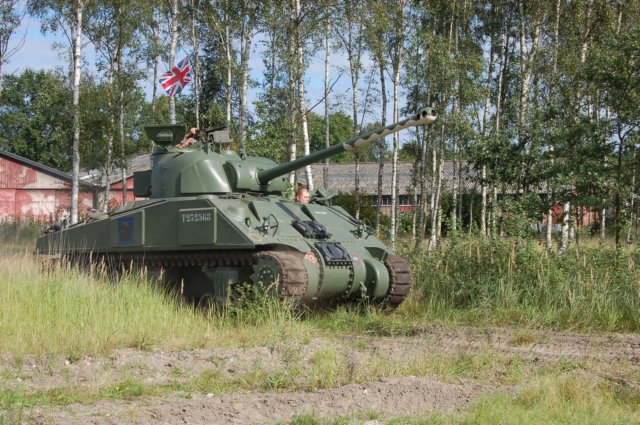 britishshermanvcfireflyrightview.jpg