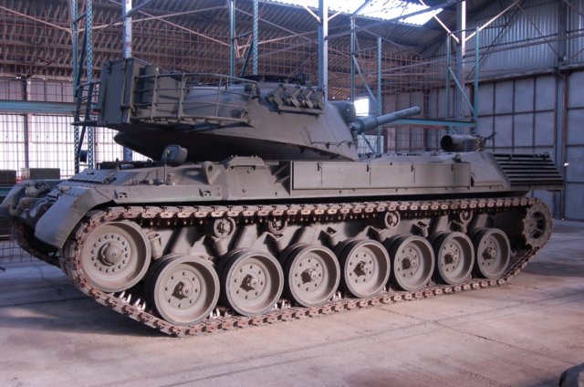 leopard1leftrearview2.jpg