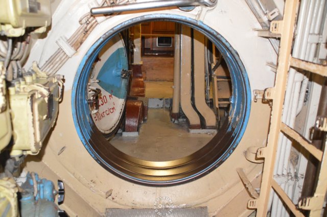 hatchinsidethesubmarine2.jpg