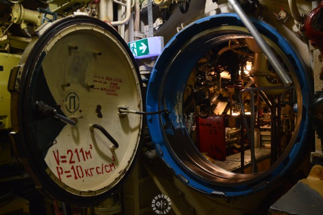 hatchinsidethesubmarine3.jpg