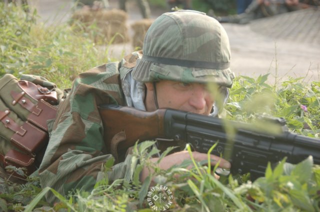 germansoldierwithmp44submachinegun.jpg
