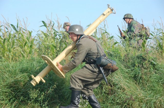 germansoldierwithpanzerfaust.jpg