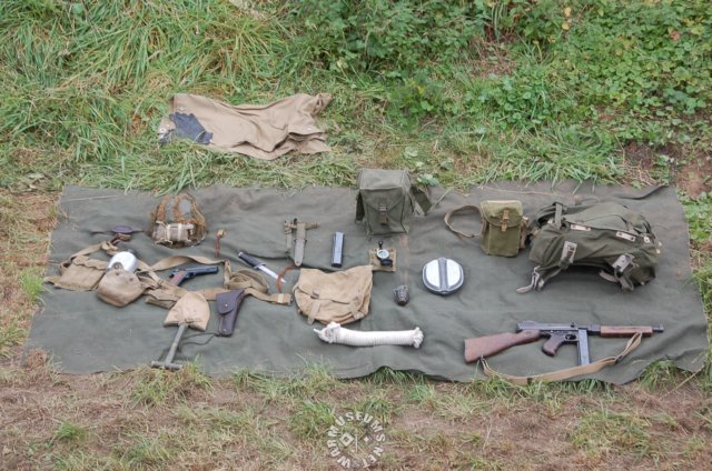 equipmentofusparatrooper.jpg
