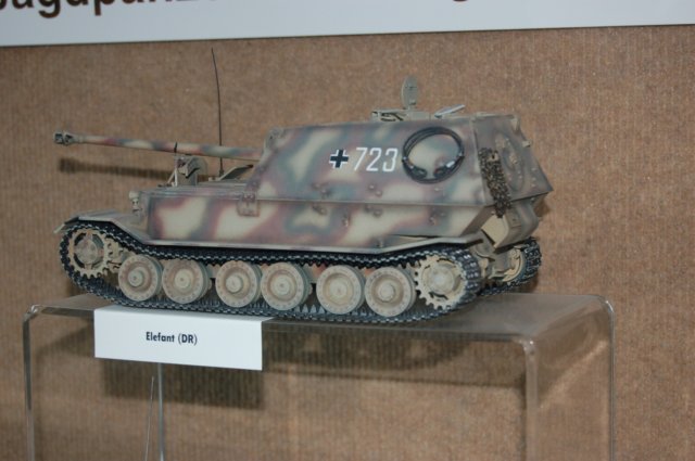 elefantatscalemodel.jpg
