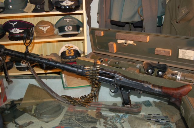 mg42andgermancaps.jpg