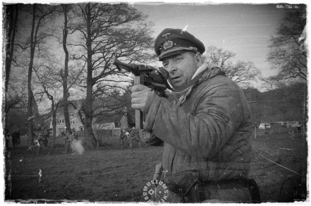 germanofficerwithmp40.jpg