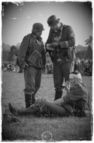 feldgendarmeriewithwoundedsoldier2.jpg